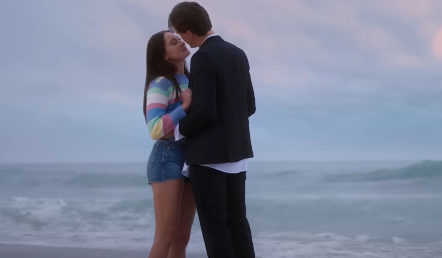 Belly and Jeremiah kissing on the beach